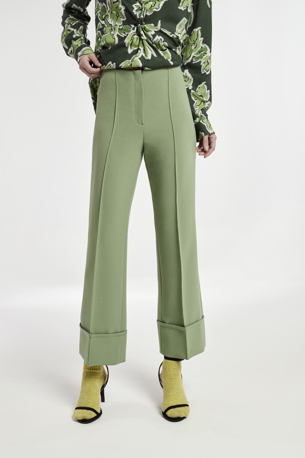 PANTALÓN CON VUELTA EN BAJO...
