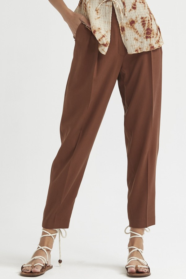 PANTALÓN CON PINZAS SARGA...
