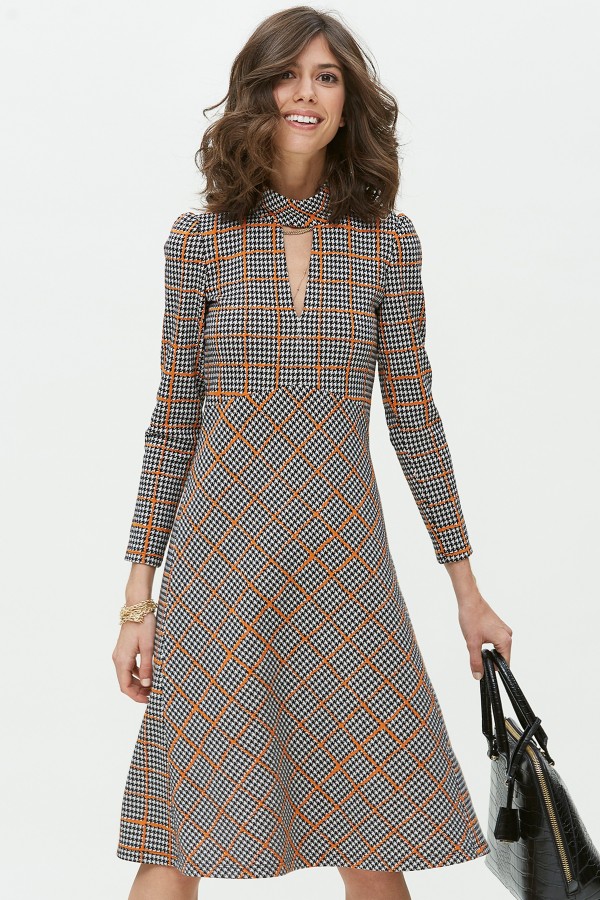 VESTIDO ENTALLADO EN...