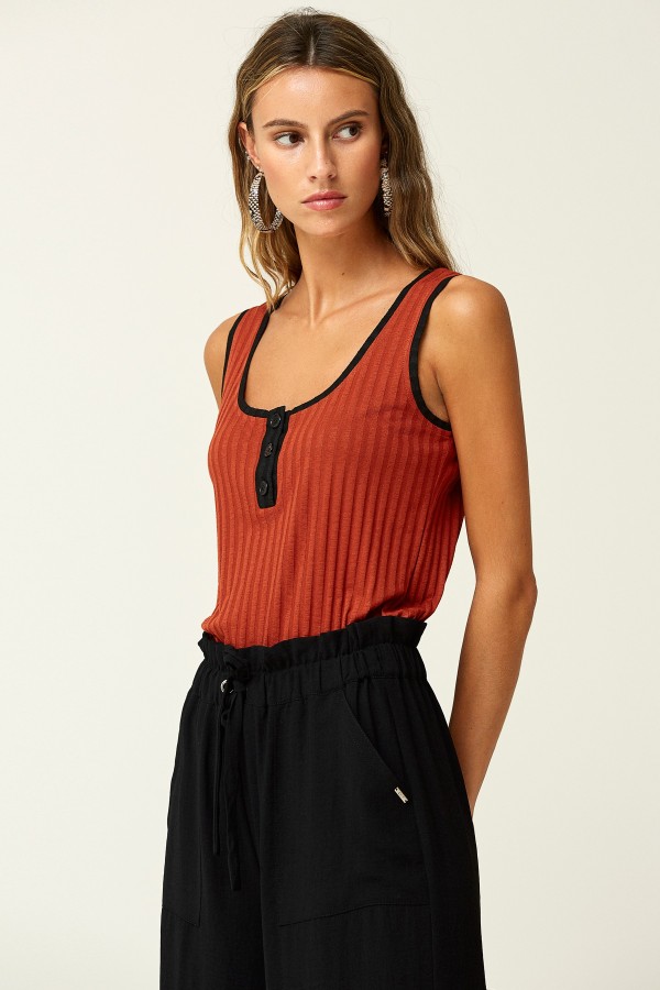 RIBBED KNIT STRAPPY T-SHIRT